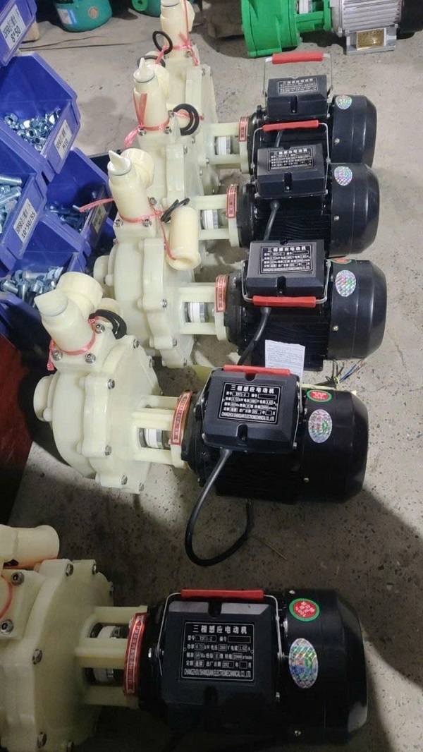 Máy hơm hóa chất tẩy cặn chiller và nồi hơi giá rẻ